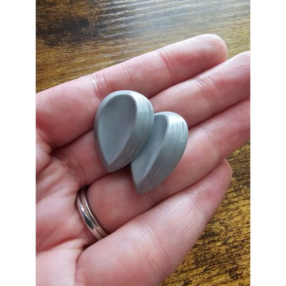 Vintage 1980s Clip On Earrings Plastic Teardrop Shape Gray - Picture 3 of 3